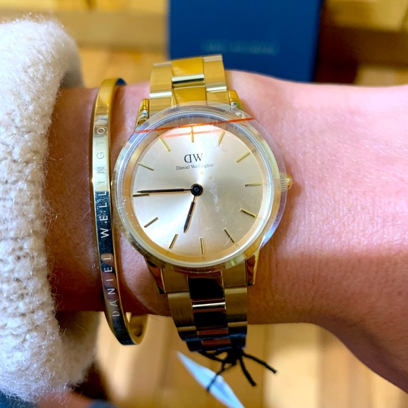 Daniel Wellington Watch - Gold - Picture 1 of 8